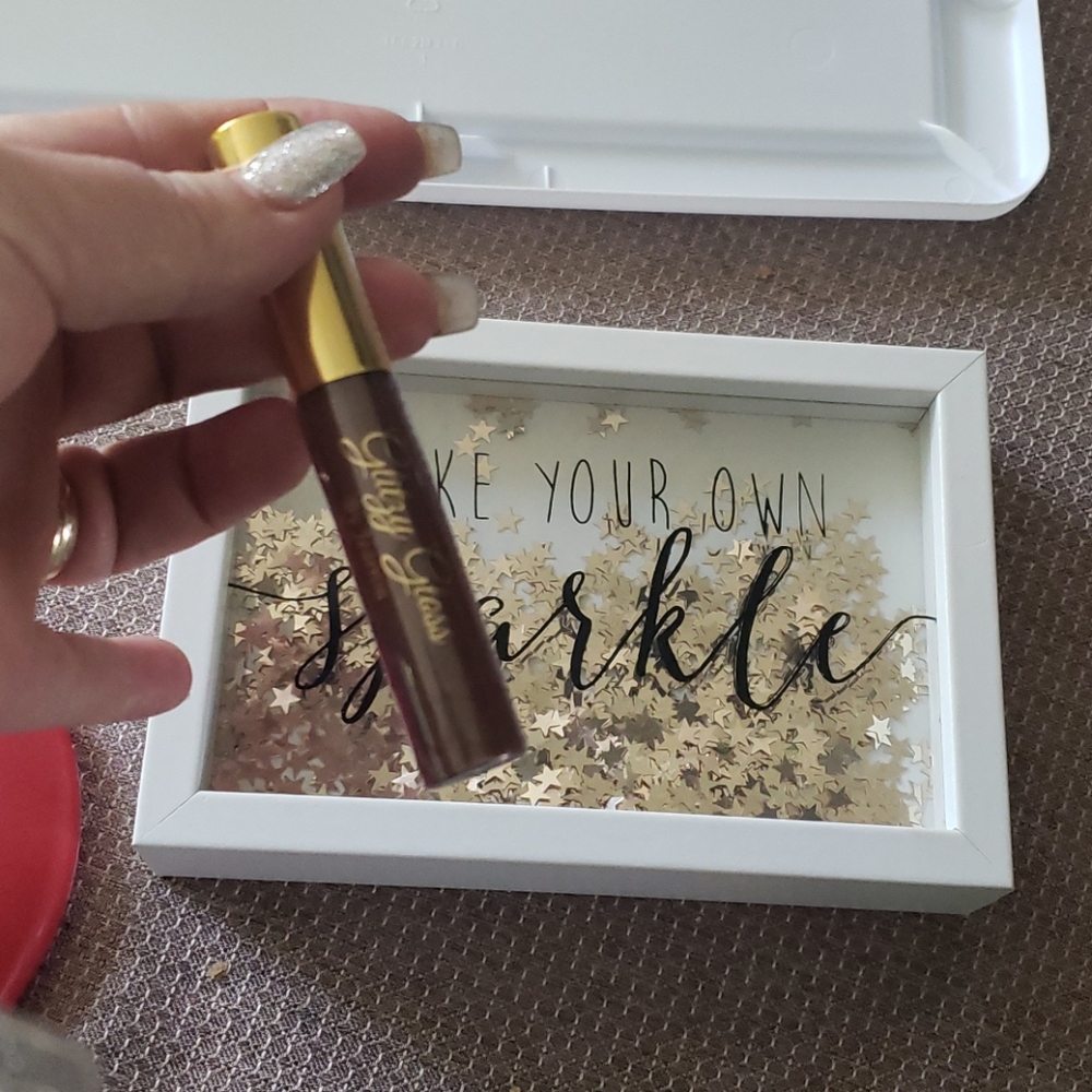 Glitzy Gloss by Jearron